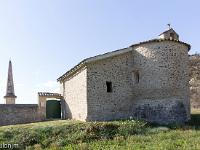 Chapelle Saint Christol commune de Mirabeau  Vue sur l'Est de la chapelle et son abside en cul de four. Elle possède un clocher mur surmonté d'une croix