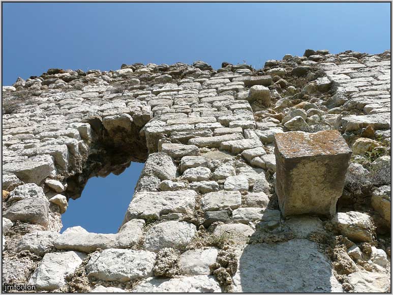 arzelier-ch-21web.jpg - Haut du mur Sud-Est de l'église. Une grosse pierre carrée sort du mur ici. A gauche les restes d'une ouverture