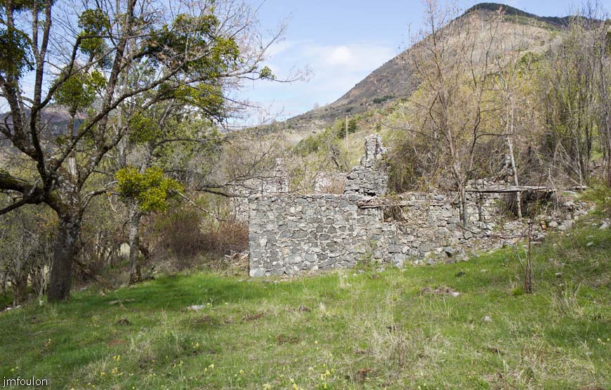 bayons-ch-fer-combe_20.jpg - Ruines de la ferme de l'Adret - Murs Est