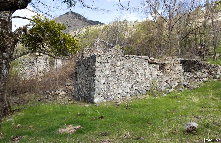 bayons-ch-fer-combe_21.jpg - Ruines de la ferme de l'Adret - Angle des murs Sud et Est