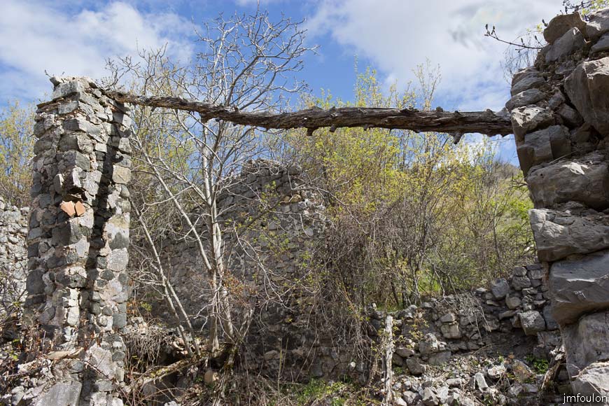 bayons-ch-fer-combe_22.jpg - Ruines de la ferme de l'Adret - Intérieur