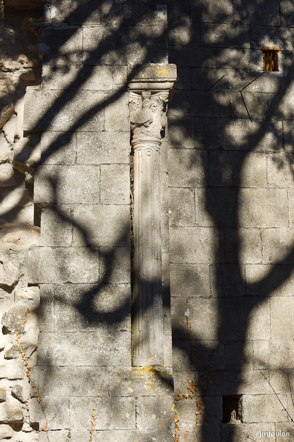 carluc-07-2.jpg - Le chapiteau qui surmonte la colonne de la façade Sud et orné d'oiseaux et de feuilles finement sculptées
