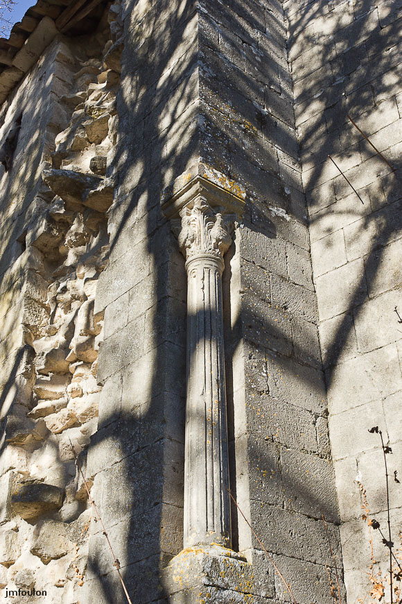 carluc-08-2.jpg - Le chapiteau qui surmonte la colonne de la façade Sud et orné d'oiseaux et de feuilles finement sculptées