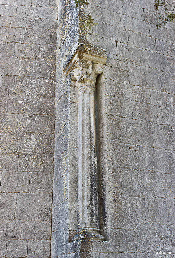 carluc-11-2.jpg - Colonne absidiale Nord de la chapelle Notre Dame