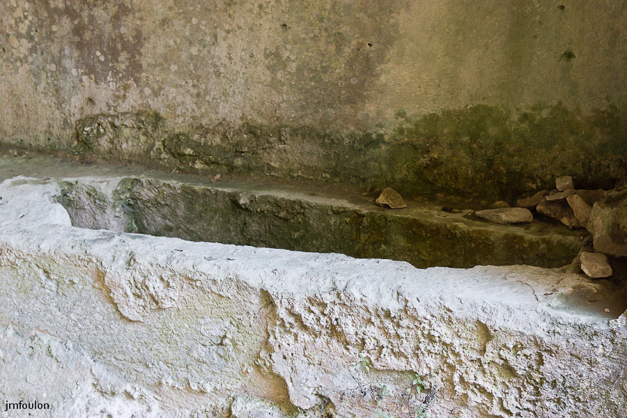 carluc-17-2.jpg - Un autre  tombeau antropomorphe dans la partie couverte (hypogée) de la galerie