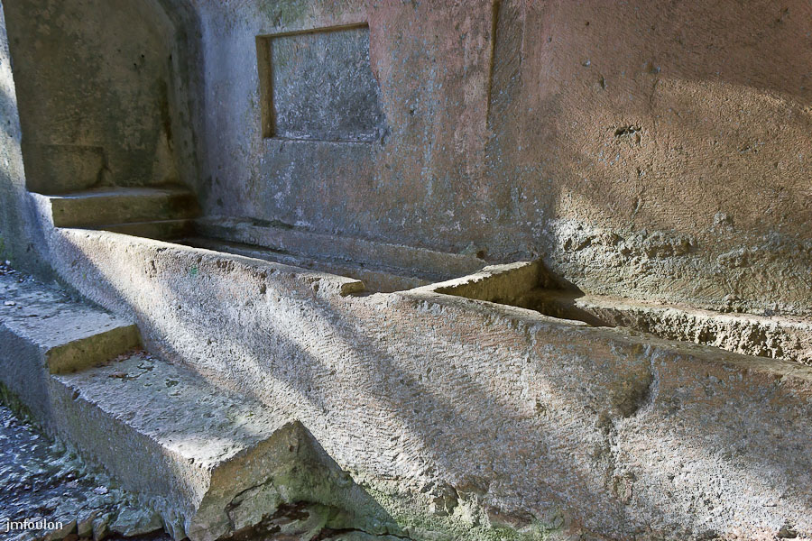 carluc-18-2.jpg - Autres tombeaux dans la partie couverte de la galerie (hypogée)