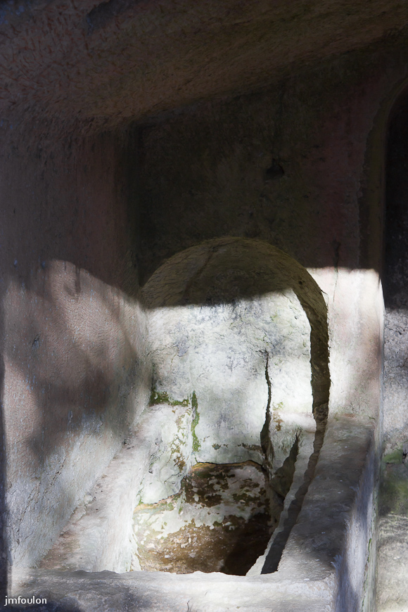 carluc-19-2.jpg - Autre tombeau dans la partie couverte de la galerie (hypogée), situé en face de ceux de la précédente photo
