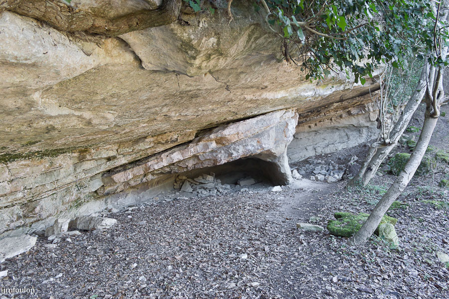 carluc-28-2.jpg - Plus au Sud de trouve une grotte qui aurait abrité un hermite avant le XIIe siècle