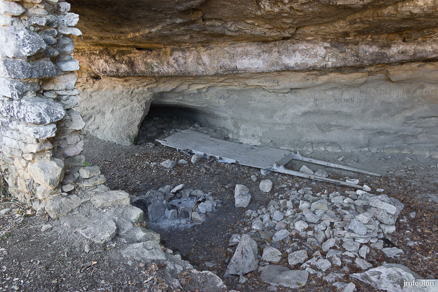 carluc-29-2.jpg - La grotte. Celle-ci était fermée par un mur dont une partie est encore debout