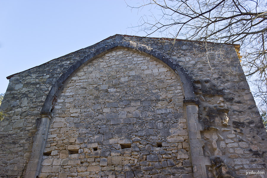 carluc-36-2.jpg - Façade Ouest de la chapelle Notre Dame - Partie haute. On voit encore les trous qui devaient supporter les poutres d'un plancher