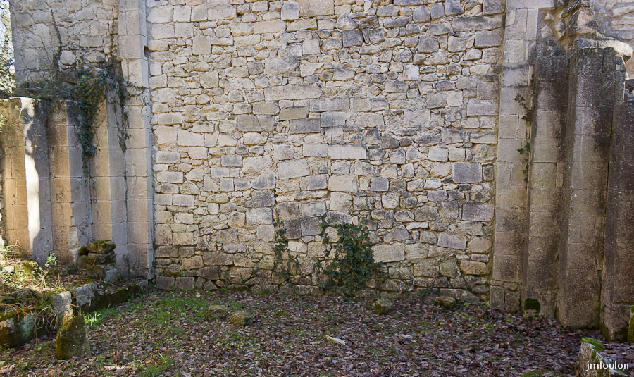 carluc-39-2.jpg - Partie basse du mur Ouest de la chapelle Notre Dame