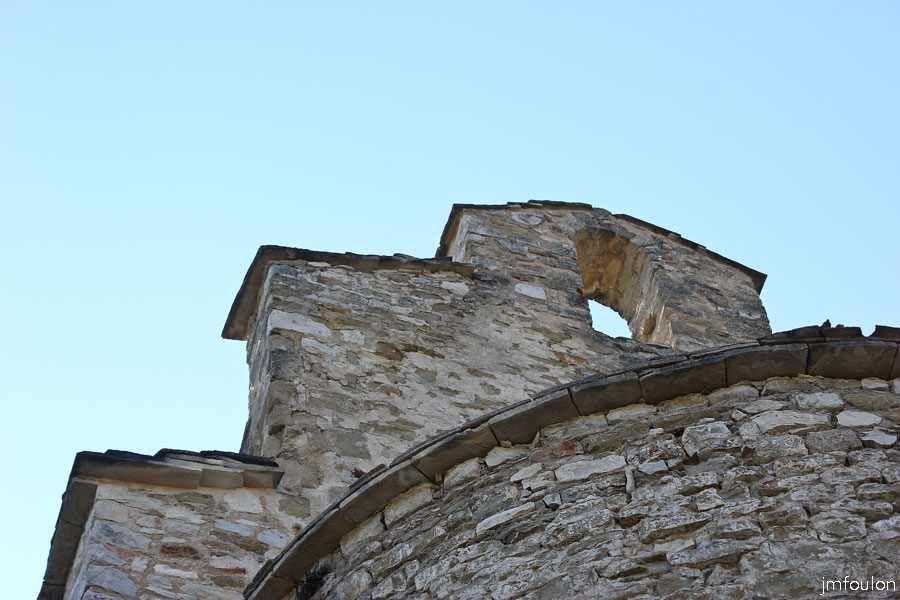 st-donat-16web.jpg - Saint Donat le Bas - Détail des lauzes de rive de l'abside centrale