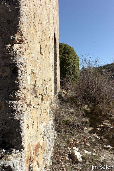 st-donat-25web.jpg - Saint Donat le Bas - Vue rasante depuis le Nord sur le mur de la façade occidentale
