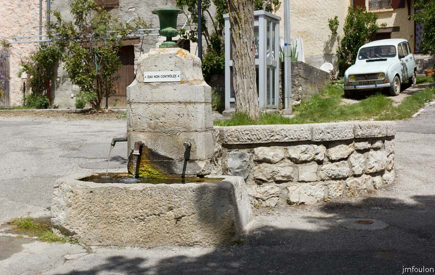 rav-terre-basse-41.jpg - Fontaine à Saint Geniez. D'autres photos et + d'infos sur  St Geniez sur mon site à la page: http://www.foulonjm.com/saint-geniez.html