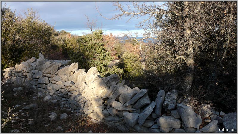 chateauneuf-15web.jpg - Muret bordant un chemin qui monte en colline ( Au nord du Jas )