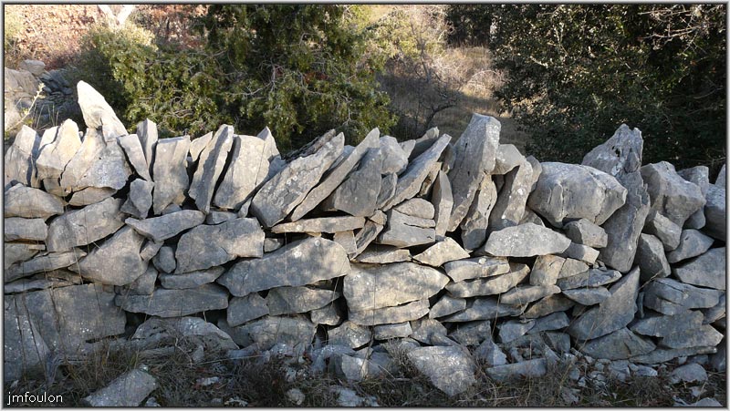chateauneuf-17web.jpg - Muret typique d'ici. Des pierres sèches montées à l' horizontale, terminé par un rang de pierres plates posées sur champ.