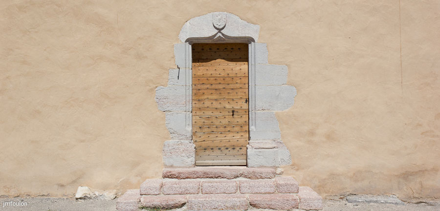 chorges-12.jpg - Eglise St Victor (XIIe siècle) - Petite porte sur la façade Sud de l'Eglise Saint Victor (XIIe siècle)