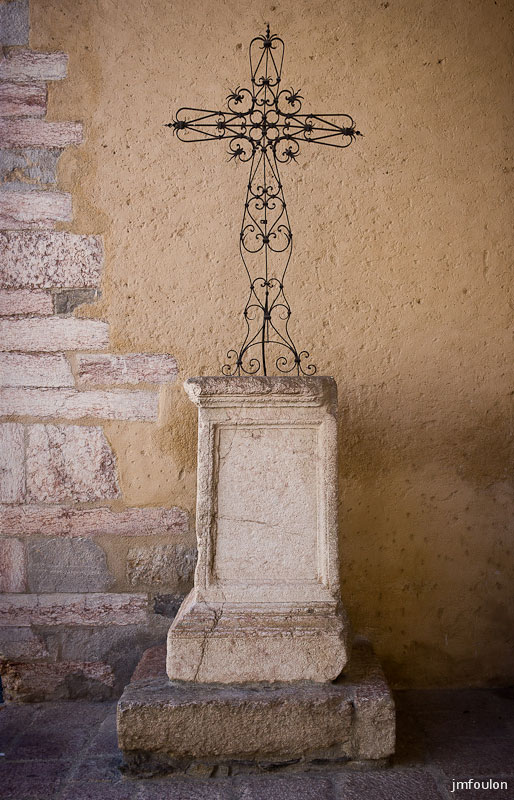 chorges-16.jpg - Eglise St Victor (XIIe siècle) - Croix sur le parvis
