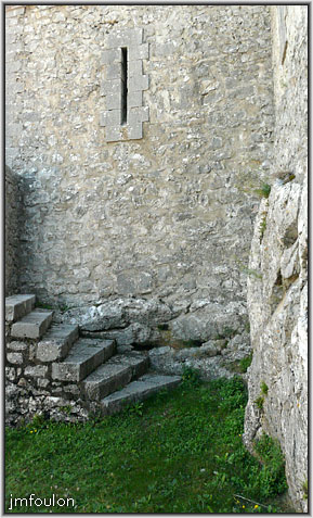 cita-105web.jpg - Meurtrière dans un mur et escalier d'accès au rempart est du bastion de la Durance