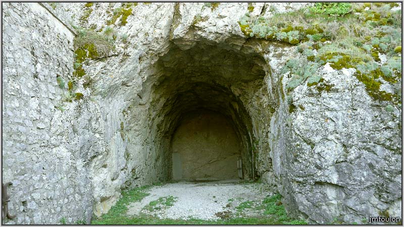 cita-126web.jpg - Une des cavernes-abrite (XIXème) qui permettait au soldats de se prémunir des boulets de canon