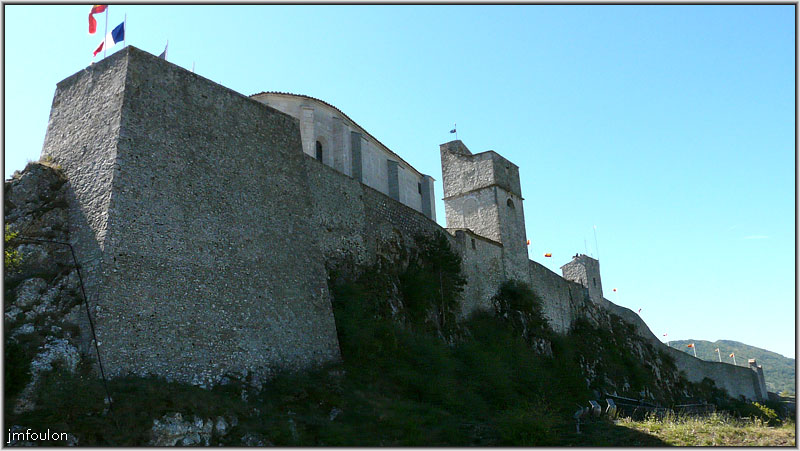 cita-145web.jpg - Vue sur la face nord de la forteresse, d'est en ouest