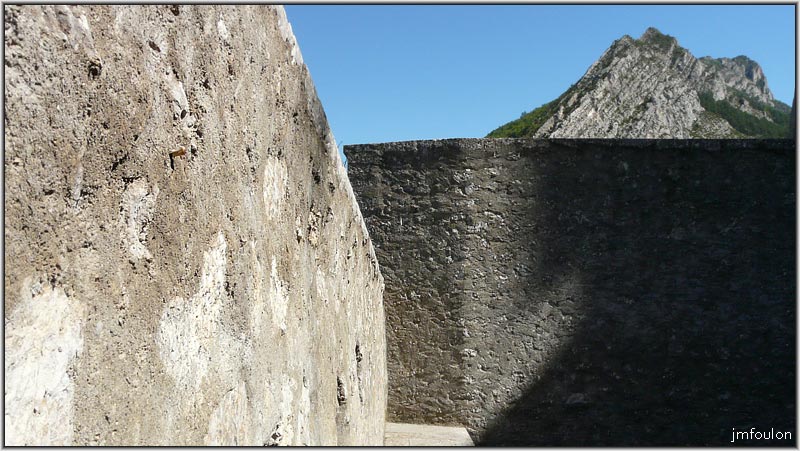cita-152web.jpg - Autre vue des courtines du bastion de la Durance