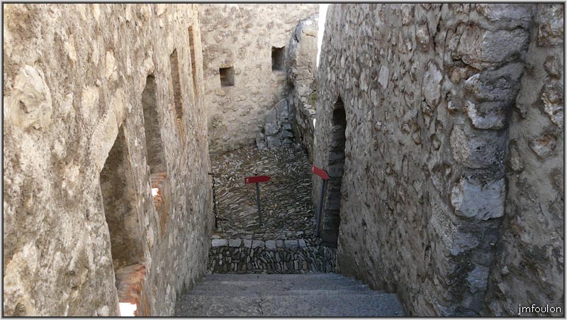 cita-168web.jpg - Escalier venant de ND du Château. A droite, on se dirige au nord vers le Grand Retranchement, à gauche on accède à une porte piétonne qui était munie d'un pont-livis