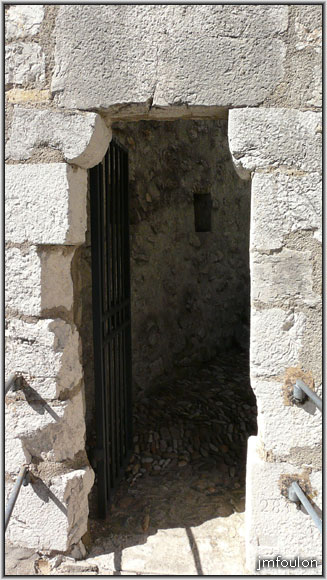 cita-169web.jpg - La porte piétonne qui permet d'accéder au donjon et à la chapelle