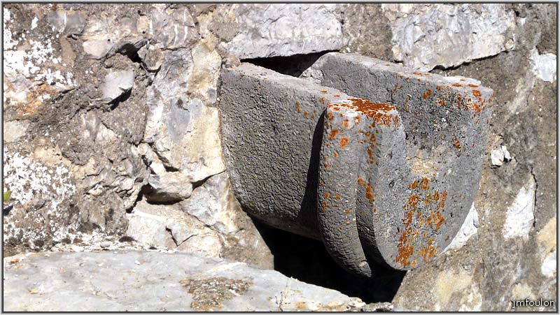 cita-49web.jpg - Détail d'une goutière en pierre taillée