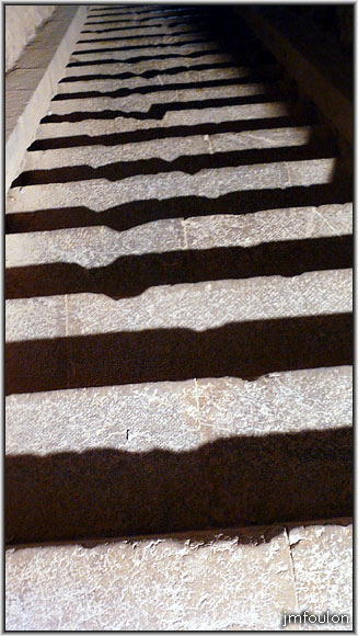 cita-115web.jpg - Les marches sont en pierre taillée. Une bordure de pierre de taille cour tout au long de l'escalier des deux côtés