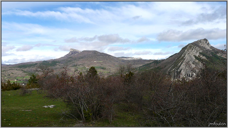 collet-02web.jpg - Vue vers le nord-est depuis le Collet de Sisteron ( de gauche à droite Gache (1357m) Rocher deHongrie (953 m) et La Baume (1147m)
