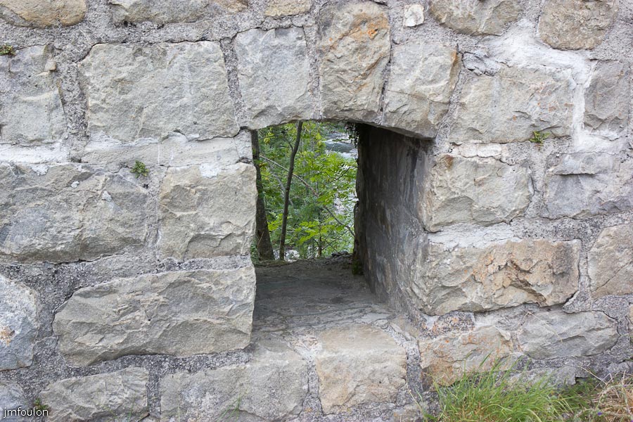 fort-savoie-002.jpg - Colmars-les-Alpes - Le Fort de Savoie - Pour arriver au Fort, il faut gravir des escaliers protégés au Nord par un épais mur que voici.