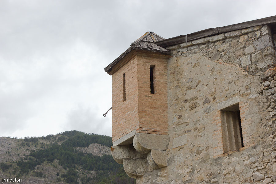 fort-savoie-008.jpg - Colmars-les-Alpes - Le Fort de Savoie - L'échauguette à corbeaux de l'entrée. Celle-ci est construite en briques, plus résistantes que la pierre aux boulets de canon. Elle est converte de bardeaux de mélèze.
