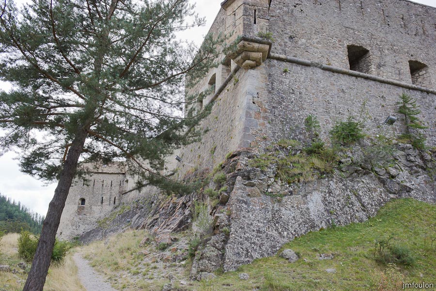 fort-savoie-012.jpg - Colmars-les-Alpes - Le Fort de Savoie - Angle Nord-Ouest de la forteresse. Celui-ci est doté d'une échauguette de pierre qui donne sur le Verdon en contrebas.