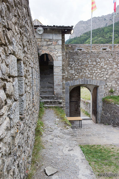 fort-savoie-030.jpg - Colmars-les-Alpes - Le Fort de Savoie - Nous allons maintenant visiter l'échauguette Sud et la courtine à droite.