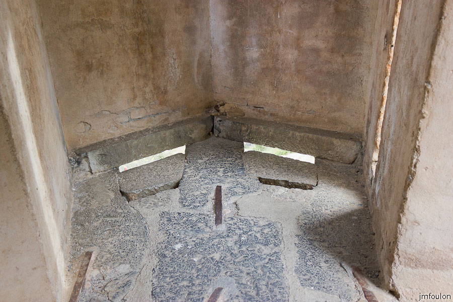 fort-savoie-032.jpg - Colmars-les-Alpes - Le Fort de Savoie - Au sol se trouvaient deux ouvertures permettant le tir ou la projection de pierres. Celles-ci servaient également de latrines.
