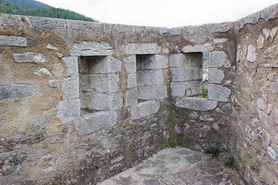fort-savoie-037.jpg - Colmars-les-Alpes - Le Fort de Savoie - A l'angle Sud-Ouest de la courtine Sud de la première enceinte, se trouve une tour pentagonale sans toit qui permettait un tir latéral vers l'entrée du fort.