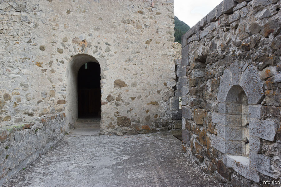 fort-savoie-046.jpg - Colmars-les-Alpes - Le Fort de Savoie - Ouverture donnant sur la Salle d'Armes. A droite la courtine Sud qui donne sur la première enceinte.