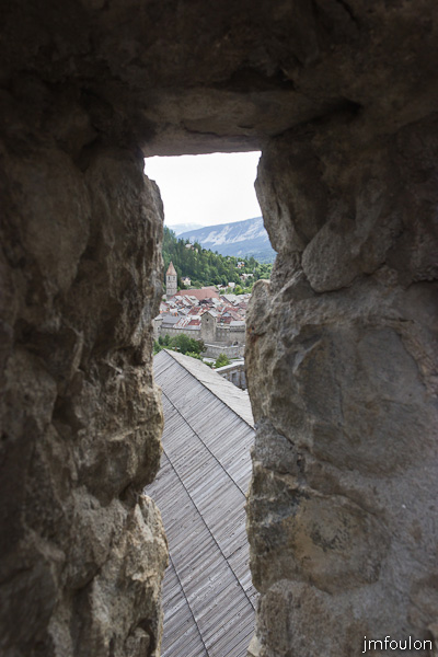 fort-savoie-047.jpg - Colmars-les-Alpes - Le Fort de Savoie - Vue sur Colmars depuis une meurtrière.
