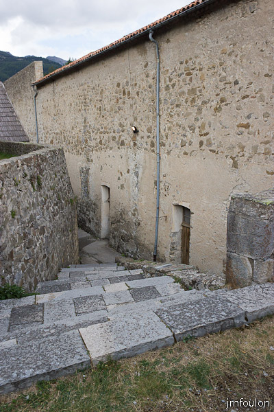 fort-savoie-050.jpg - Colmars-les-Alpes - Le Fort de Savoie - Accès à la ruelle qui dessert les salles des officiers et soldats, la poudrière et la citerne.