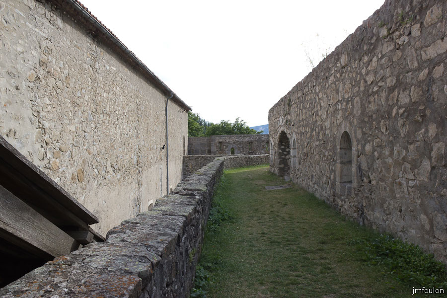 fort-savoie-052.jpg - Colmars-les-Alpes - Le Fort de Savoie - Vue depuis les cuisines. A droite la grande arche acceuillait des latrines, aujourdhui bouchées.