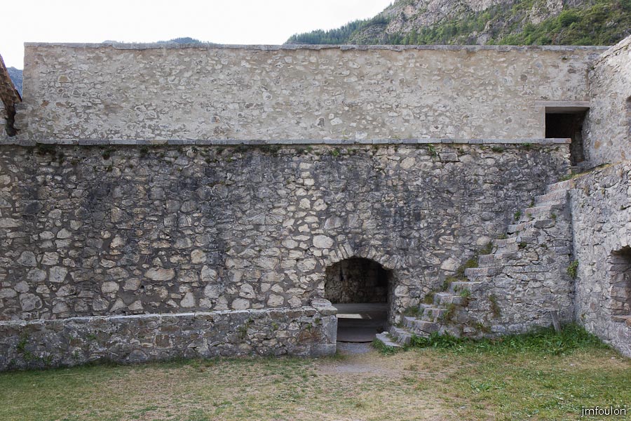 fort-savoie-057.jpg - Colmars-les-Alpes - Le Fort de Savoie - La cour Nord - Point stratégique puisque directement face à la frontière avec la Savoie. les murs ici sont donc plus épais (environ 2m).