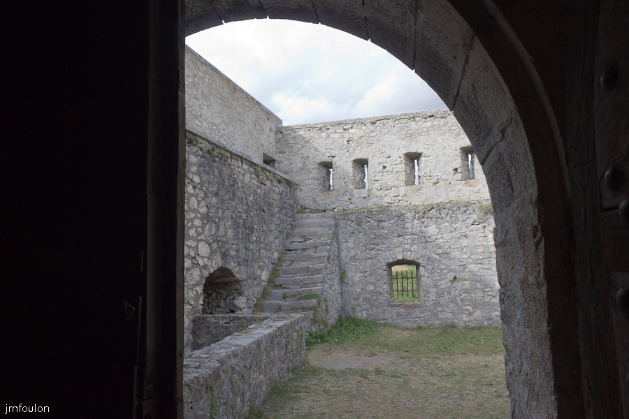 fort-savoie-059.jpg - Colmars-les-Alpes - Le Fort de Savoie - La cour Nord depuis l'entrée de la Salle d'Armes.