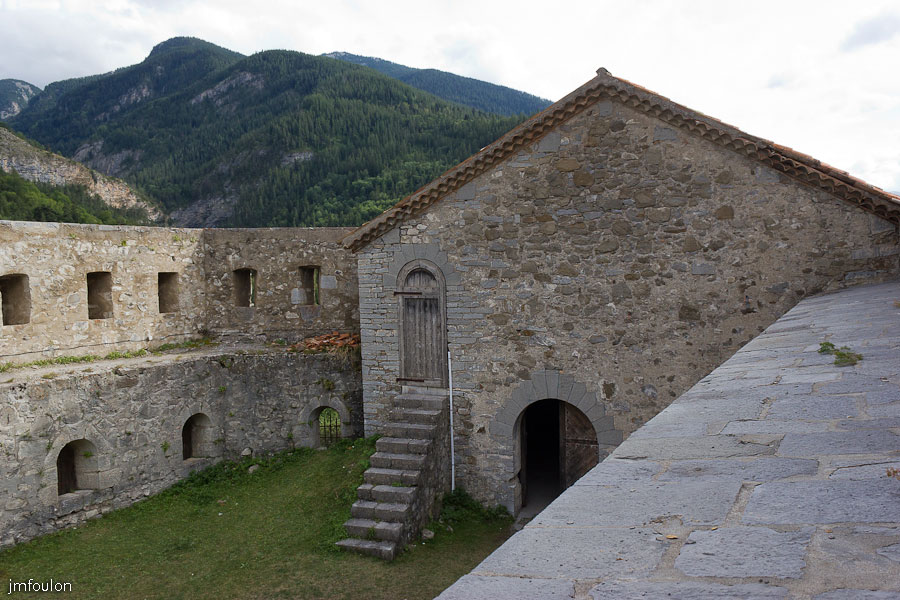 fort-savoie-061.jpg - Colmars-les-Alpes - Le Fort de Savoie - La cour Nord - En face, la Salle d'Armes.