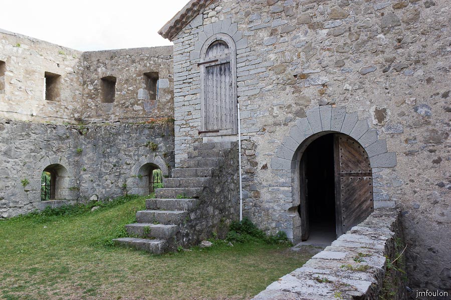 fort-savoie-062.jpg - Colmars-les-Alpes - Le Fort de Savoie - La cour Nord - En face, la Salle d'Armes.