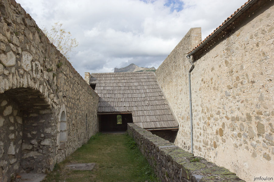fort-savoie-071.jpg - Colmars-les-Alpes - Le Fort de Savoie - Nous repartons au 1er érage. A droite sous l'arche, ce qui fut les latrines.