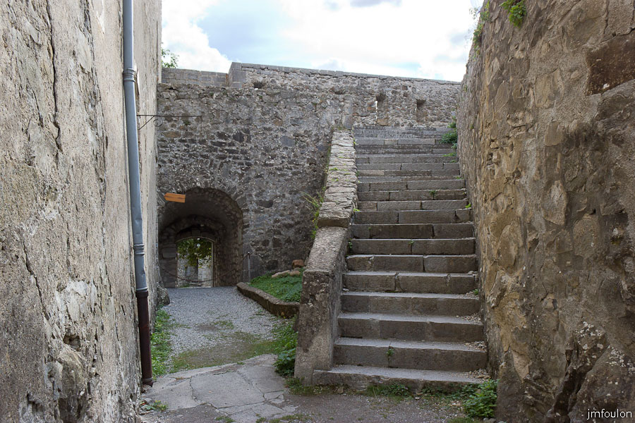 fort-savoie-073.jpg - Colmars-les-Alpes - Le Fort de Savoie - A gauche, l'entrée, et les salles des officiers et de repos des soldats. A droite l'escalier menant au 1er étage d'ou nous venons.