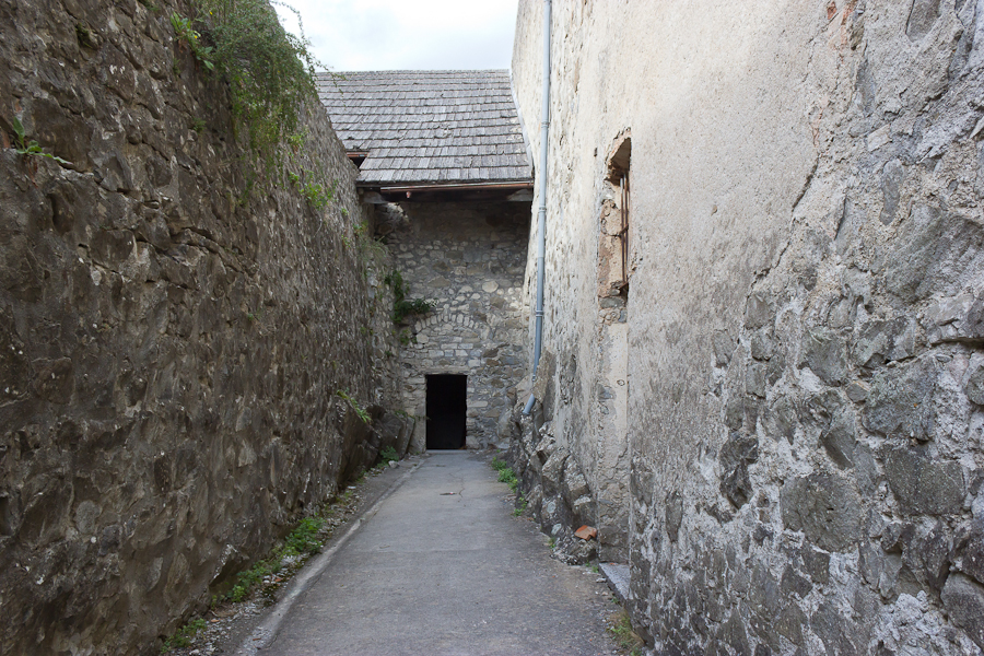 fort-savoie-074.jpg - Colmars-les-Alpes - Le Fort de Savoie - A droite la salle des officiers. Au fond, la poudrière. L'ancienne ouverture était arrondie. Il n'y avait pas de porte, donc pas de gonds, rien de métallique qui puisse faire une étincelle.