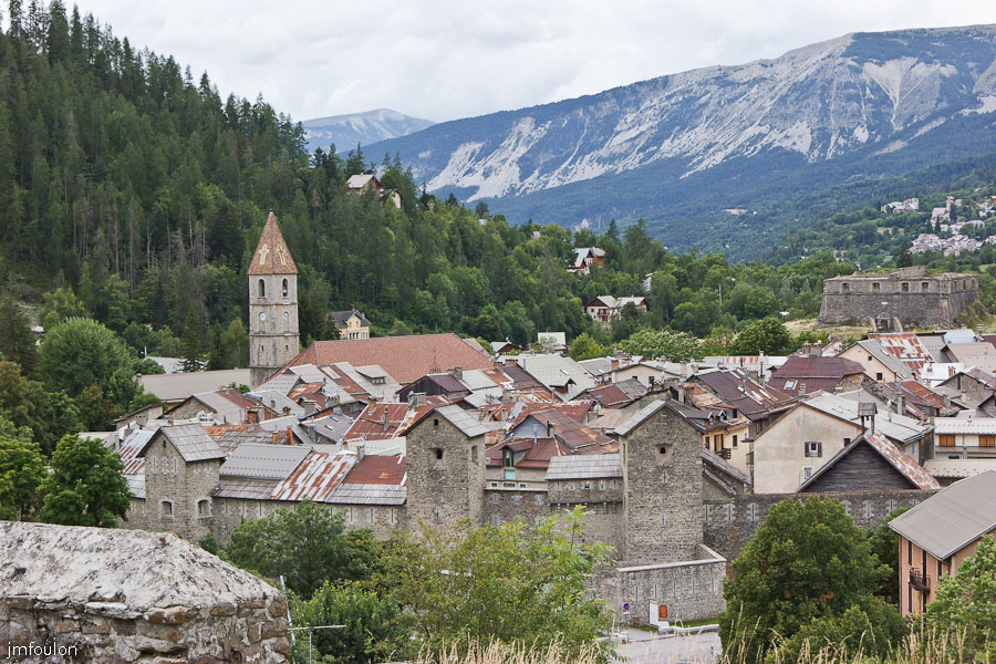 colmars-002.jpg - Colmars-les-Alpes - La porte de Savoie, les fortifications depuis le Fort de Savoie (ou Fort Saint Martin). C'est au XVIIe siècle que les fortifications prennent leur aspect actuel.