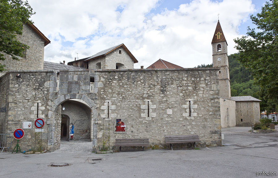 colmars-012.jpg - Colmars-les-Alpes - Porte de France et clocher de l'Eglise Saint Martin